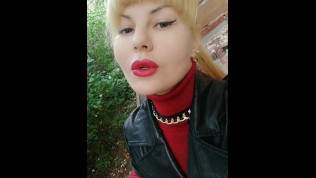 She craves so much that fingers herself in the street being watched